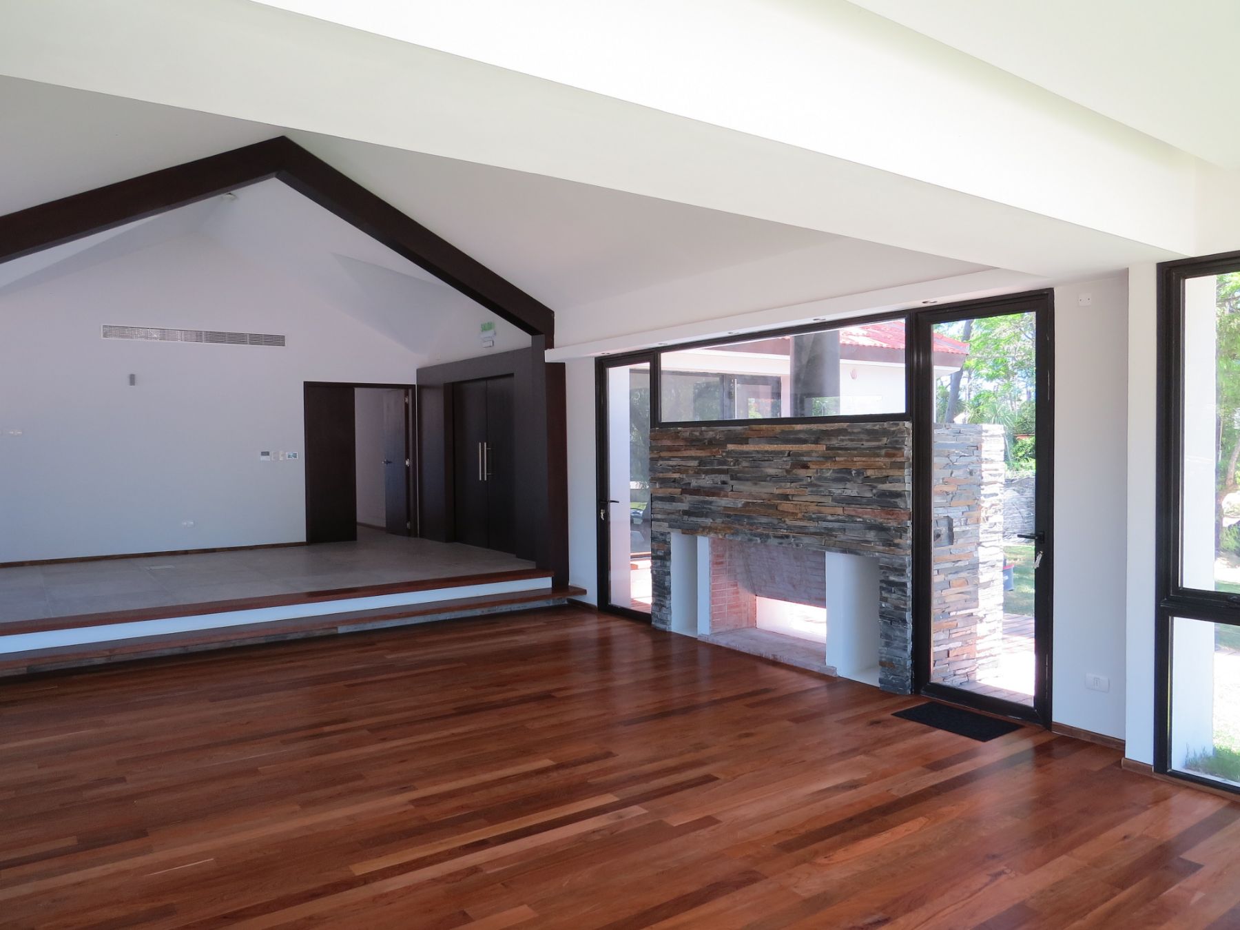 En la foto se ve el piso de lapacho, la estufa de piedra pero todo visto desde el ángulo opuesto.